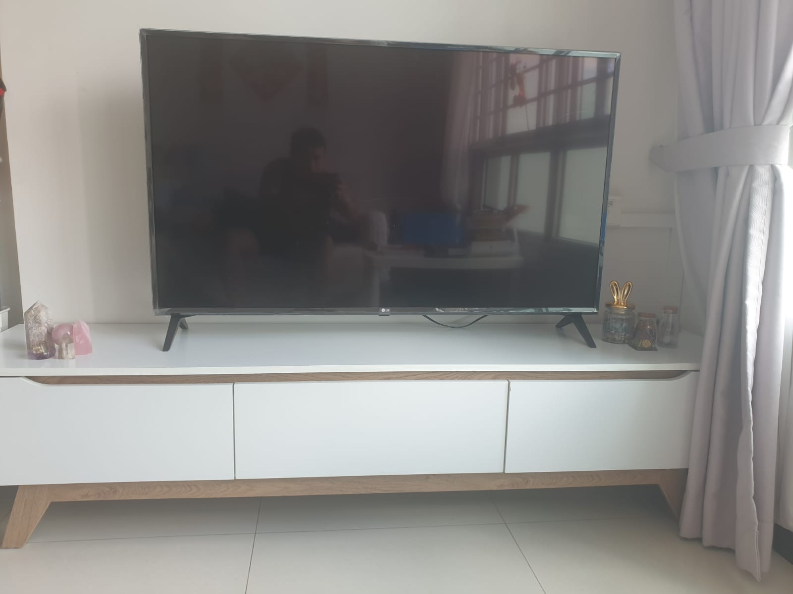 Customer home photo 4: I'm quite happy with my purchase and so far is same as the image. No complain. Everything look fine.