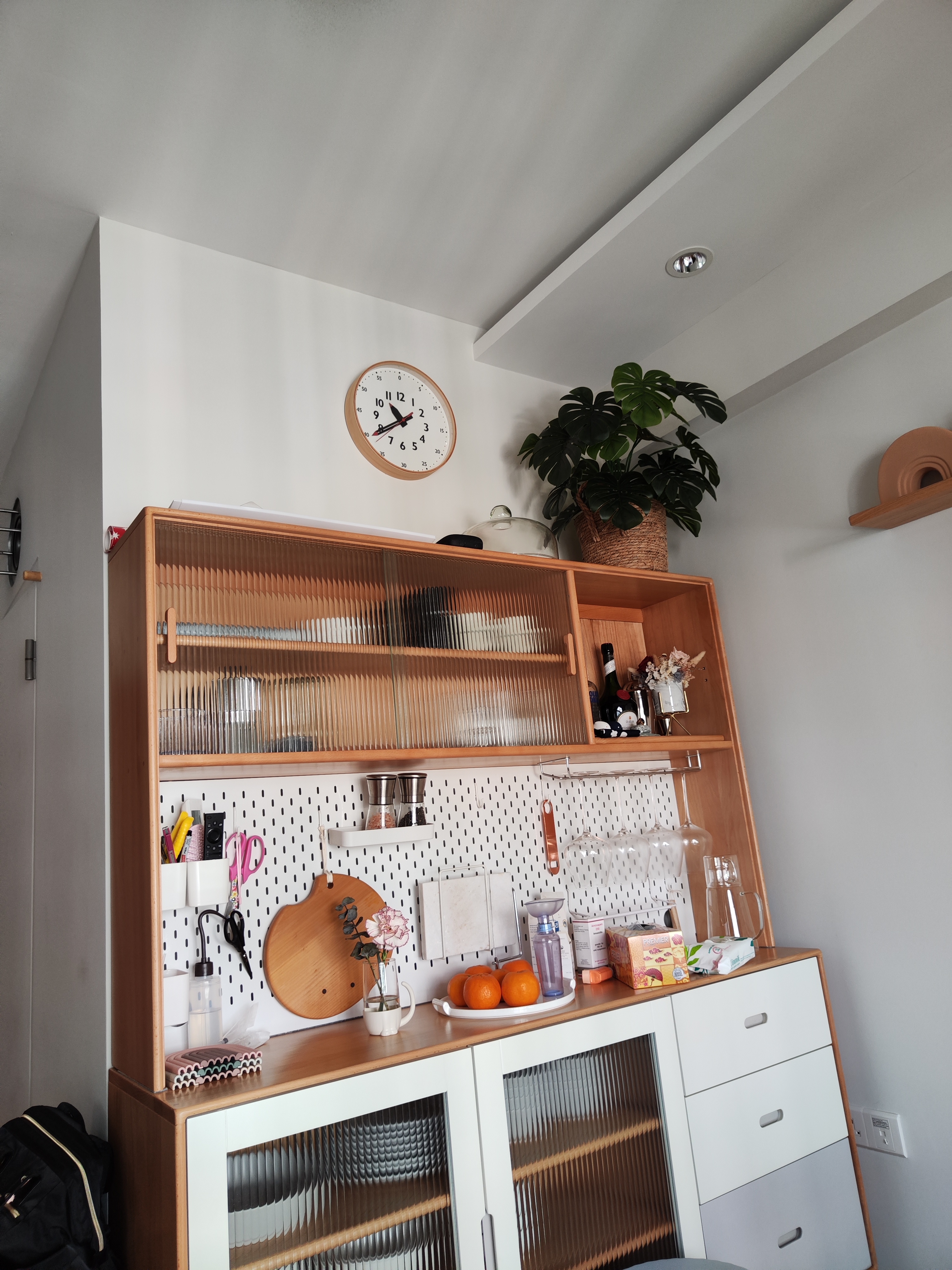Customer home photo 2: Price is really expensive for a simple clock. But the workmanship is exquisite. Smooth frame and clear printing. Perfect for little children to learn the time.