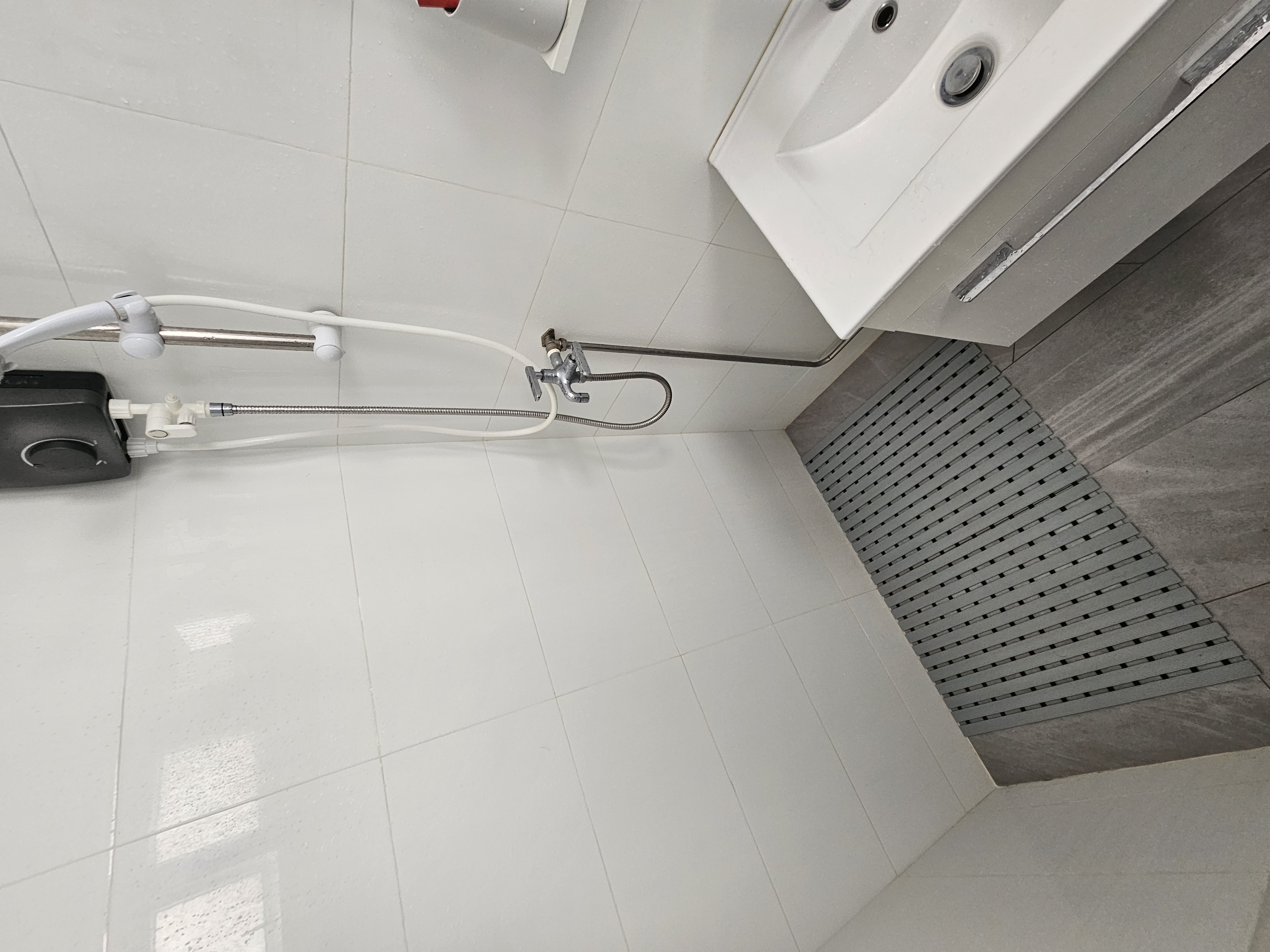 Customer home photo 2: Excellent product that matched exactly with what was advertised. The material and colour is very well-suited for my bathroom.

The customer service was  excellent too, with constant regular updates on delivery timings.