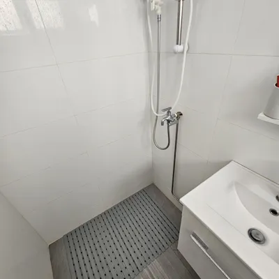 Customer home photo 2: Excellent product that matched exactly with what was advertised. The material and colour is very well-suited for my bathroom.
The customer service was excellent too, with constant regular updates on delivery timings.