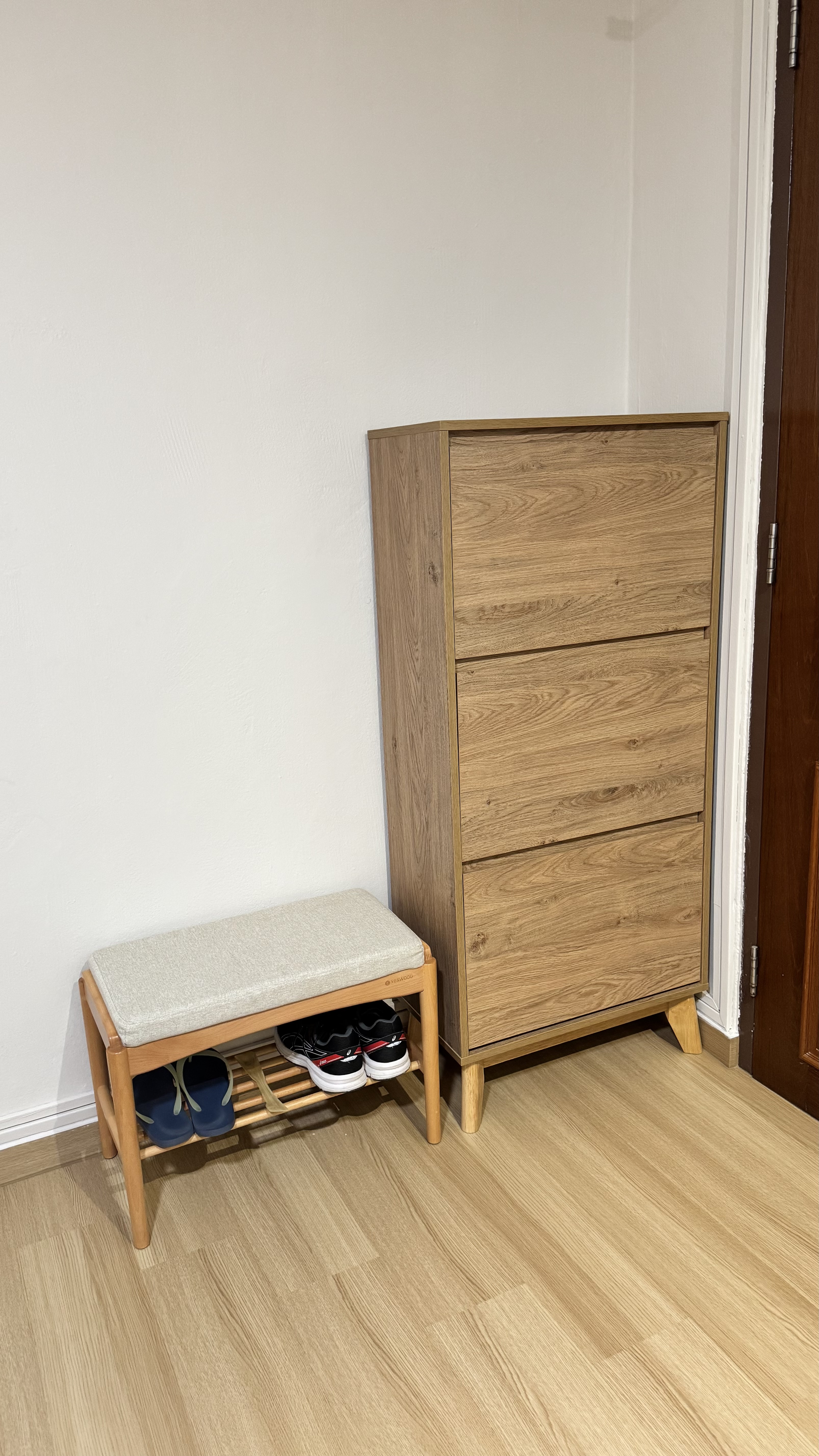 Customer home photo 2: Very pleased that it could fit behind my main door. It’s just a quiet piece of furniture that sits there in the corner, blends into the background and does its job! Fits my sneakers, loafers, slippers, and track shoes (EU size 43).