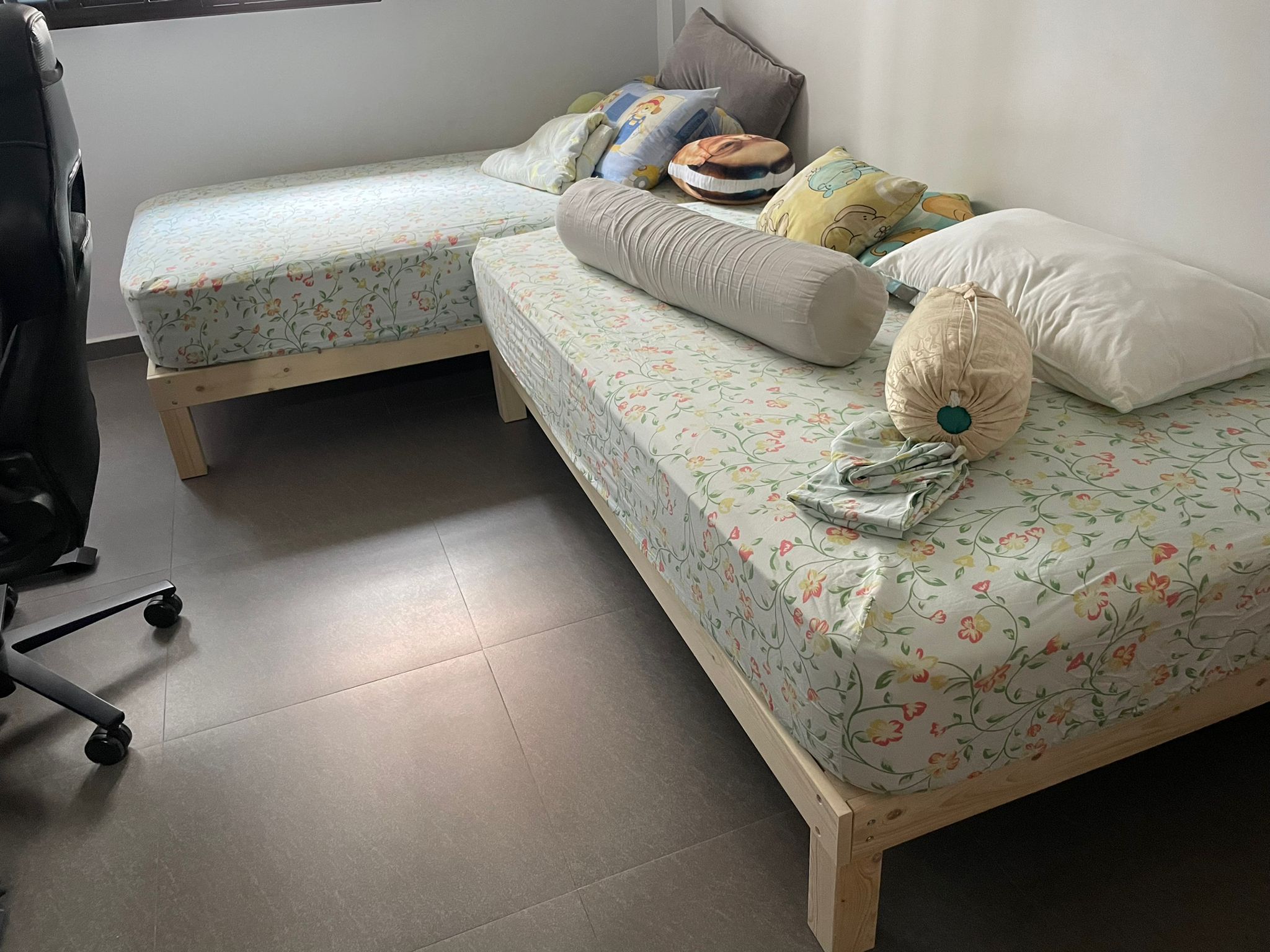 Customer home photo 16: My first time to support this company, I have to give a thumbs-up to the on-time delivery. In fact, they are 30mins earlier :-) 
Product quality seems stable and nice, the size just nice for my daughter super single bed. thanks seller.