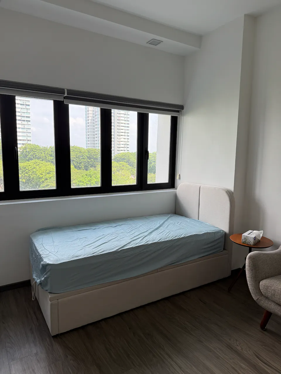 Customer home photo 6: Firm, with a layer of gel on top that adds comfort. Perfect with the Nolan single bed we also bought from Hipvan. Highly recommend for anyone looking for a fuss-free, comfortable and durable mattress!