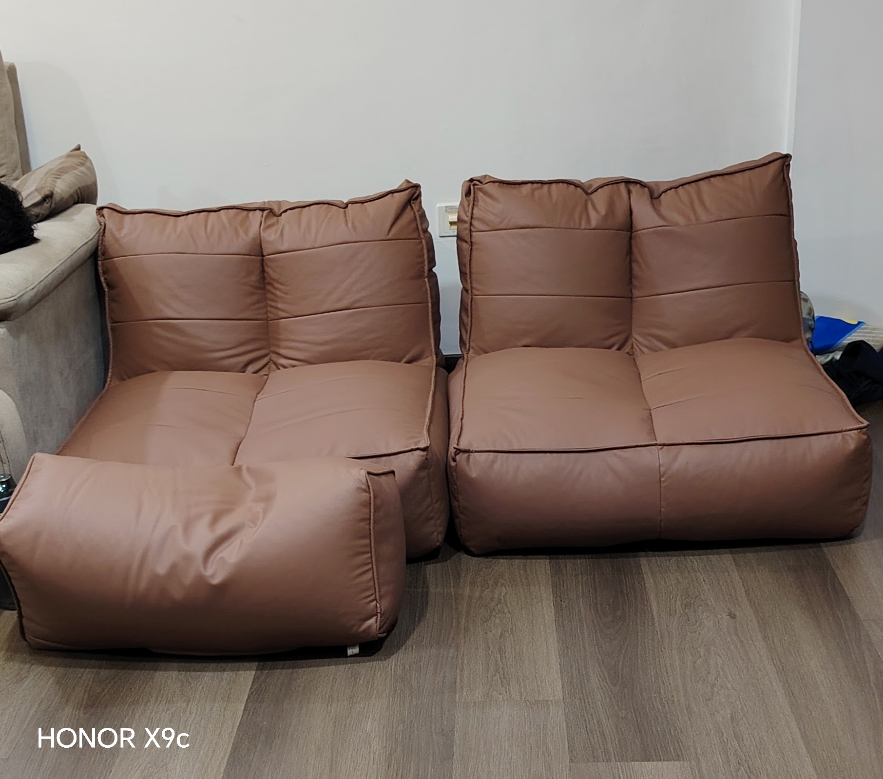 Customer home photo 1: When I received the bean bag, I felt that the sitting height was somewhat different from what it looked like in the photos on HipVan. The price was a bit expensive, but luckily there was a promo code available.
