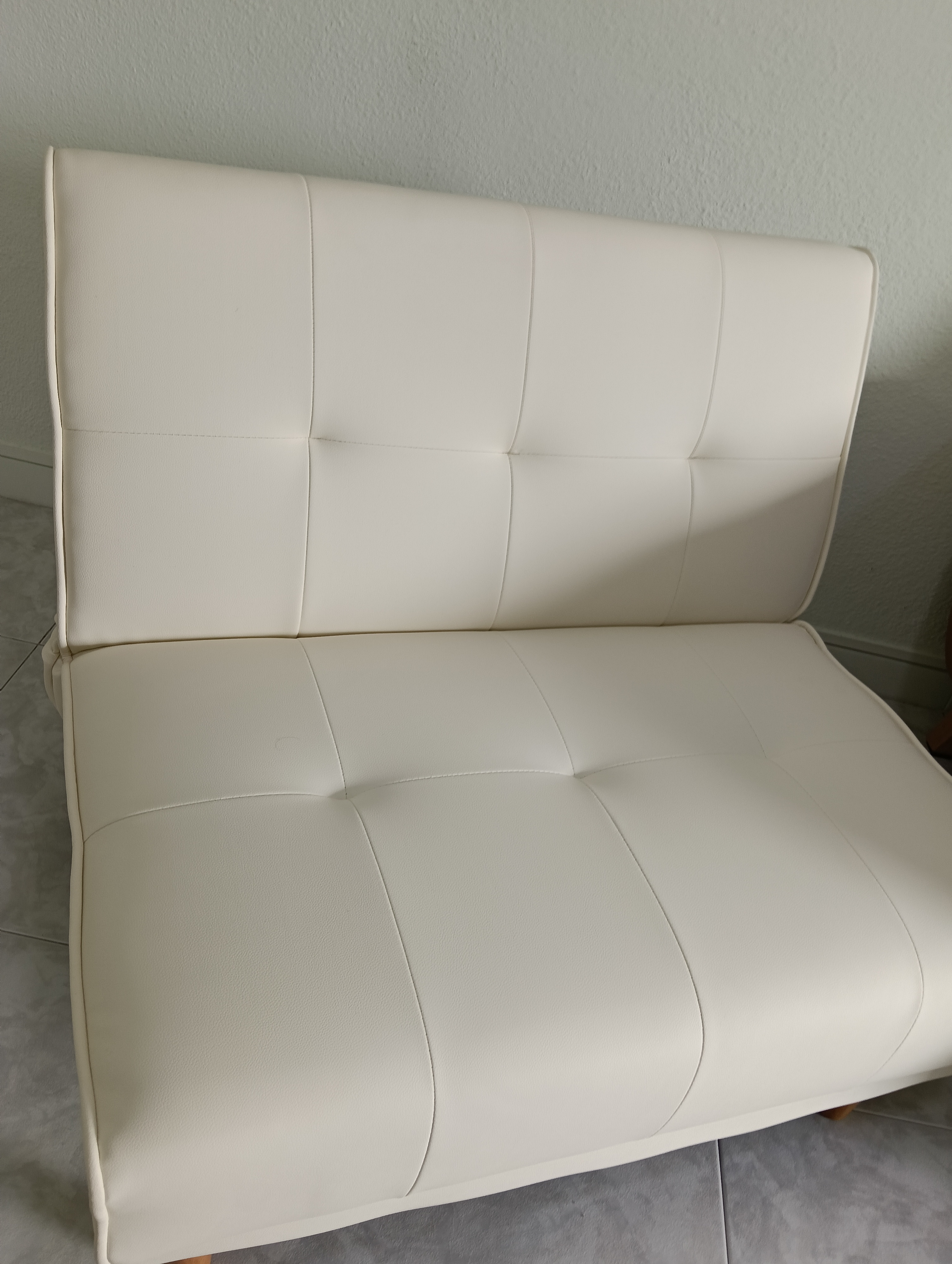 Customer home photo 3: This piece of one-seater ivory colour is nice, modern and brighten up the living space. 👍