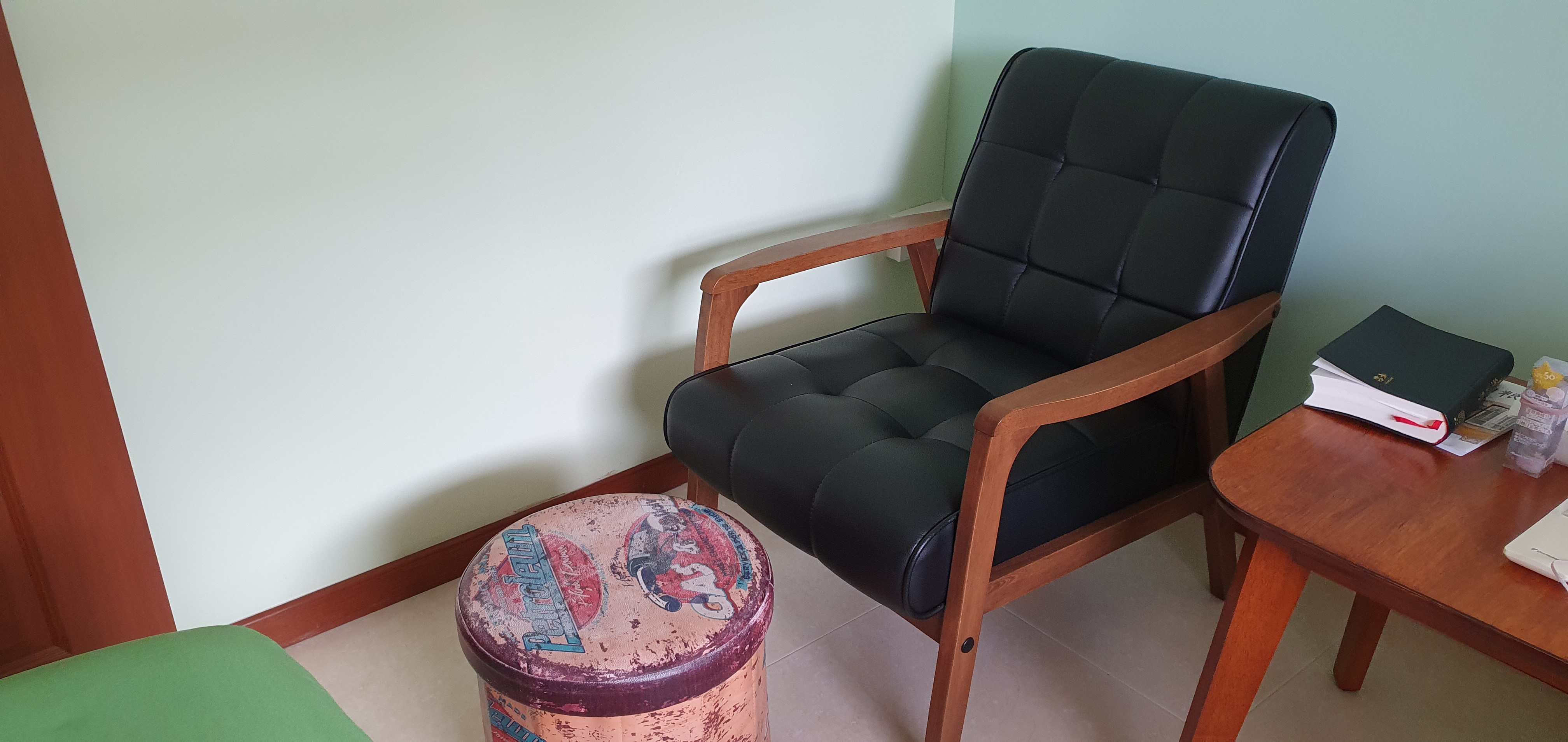 Customer home photo 6: It's really comfortable. Tough and sturdy. Quality good. Price reasonable. Recommended armchair:)