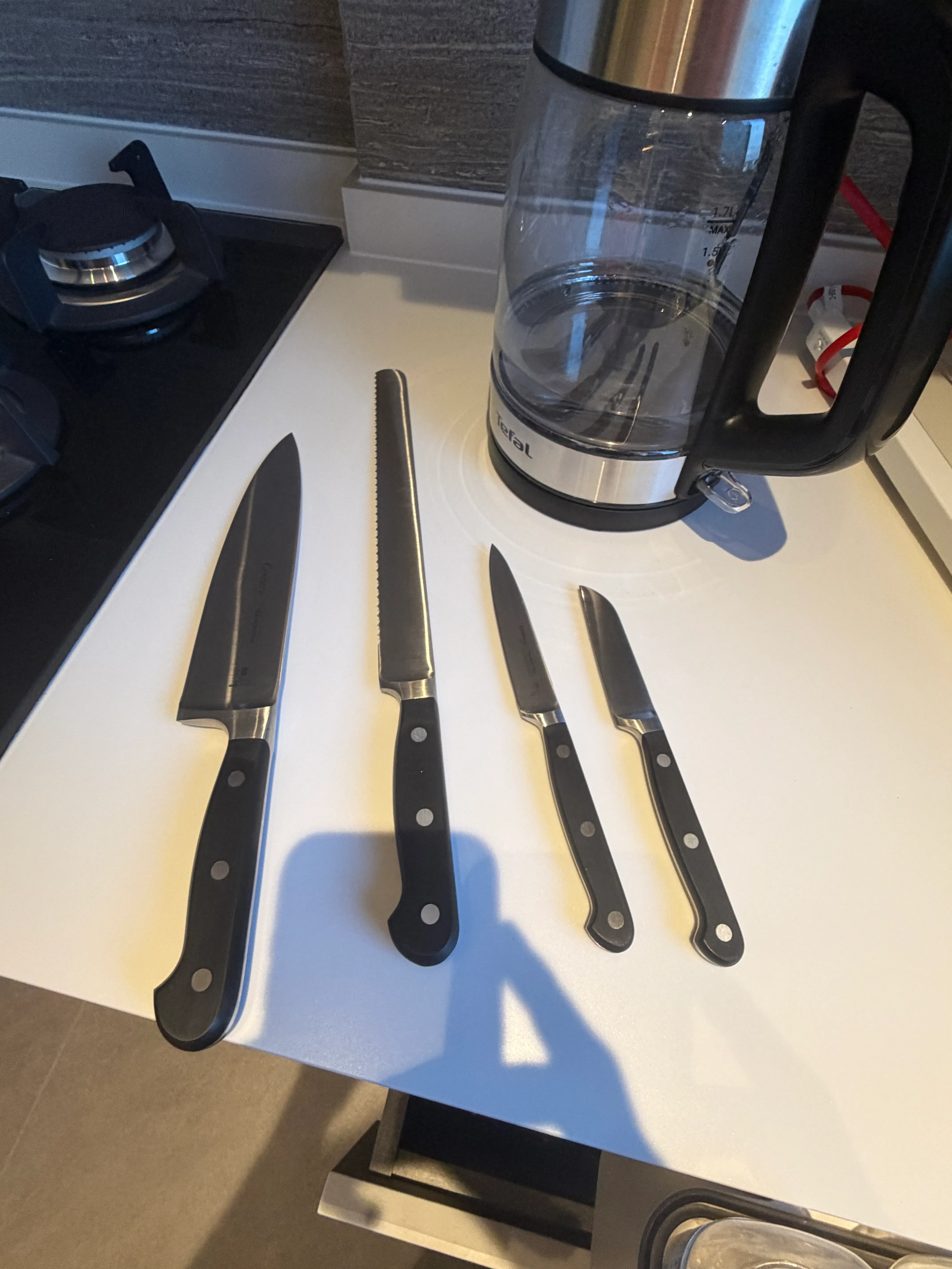 Customer home photo 1: This knife is so good I bought four different types of knives from the same brand and series! It cuts bread well.