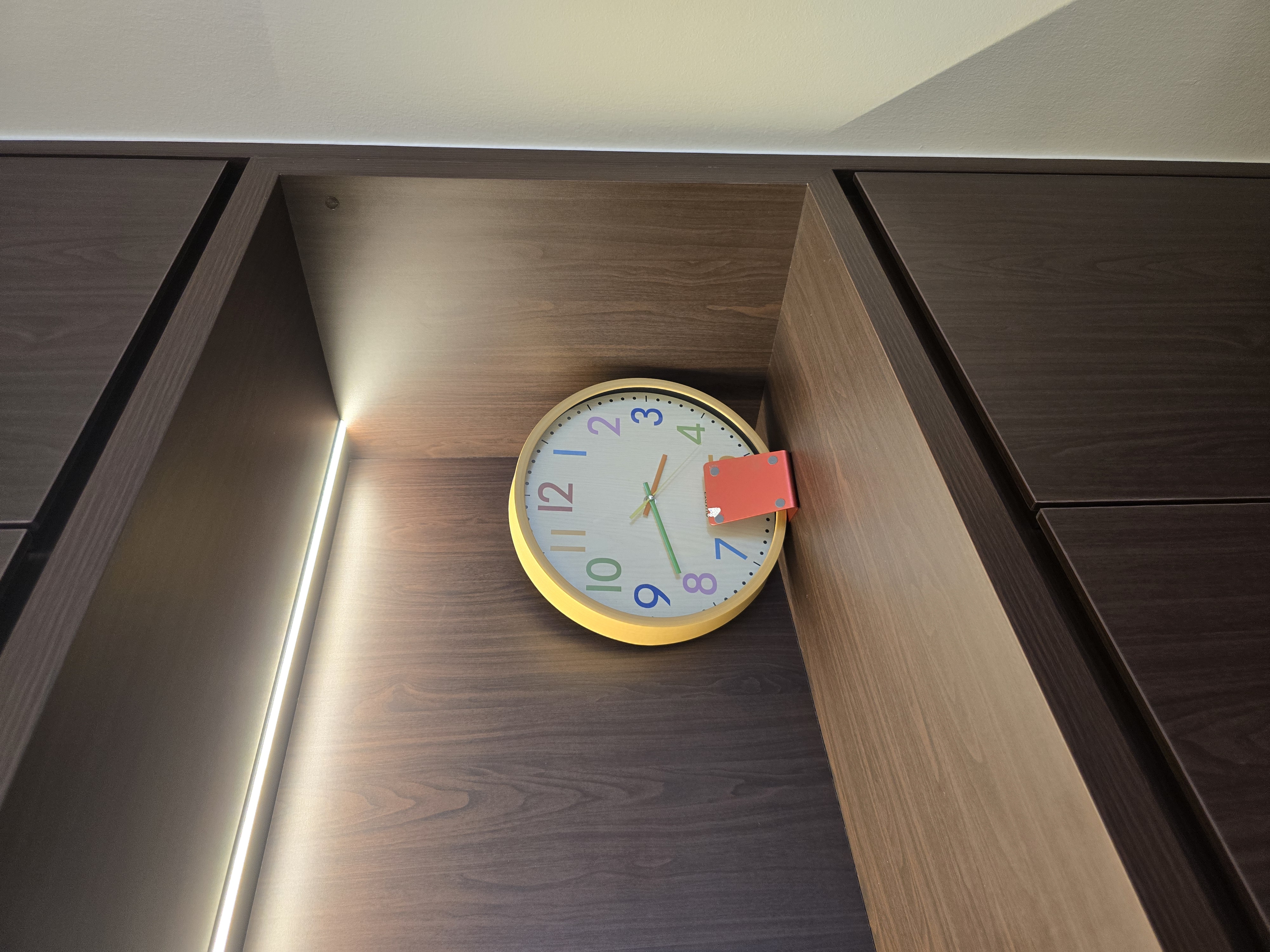 Customer home photo 1: It would be better if there is some 2D or 3 D effect on this numerals. The overall quality is good.