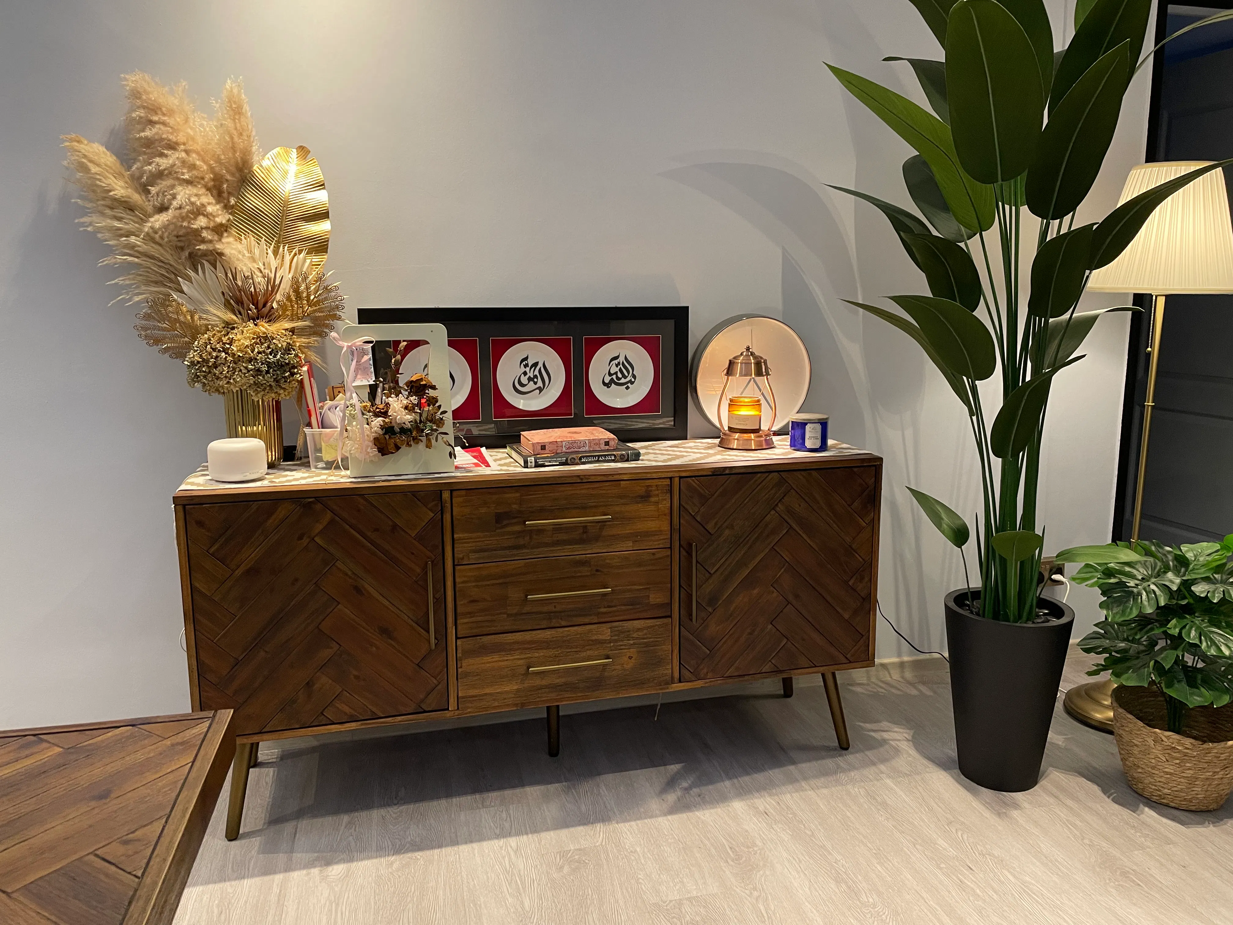 Customer home photo 4: Love the furniture bought from Hipvan. Product look the same from the website..