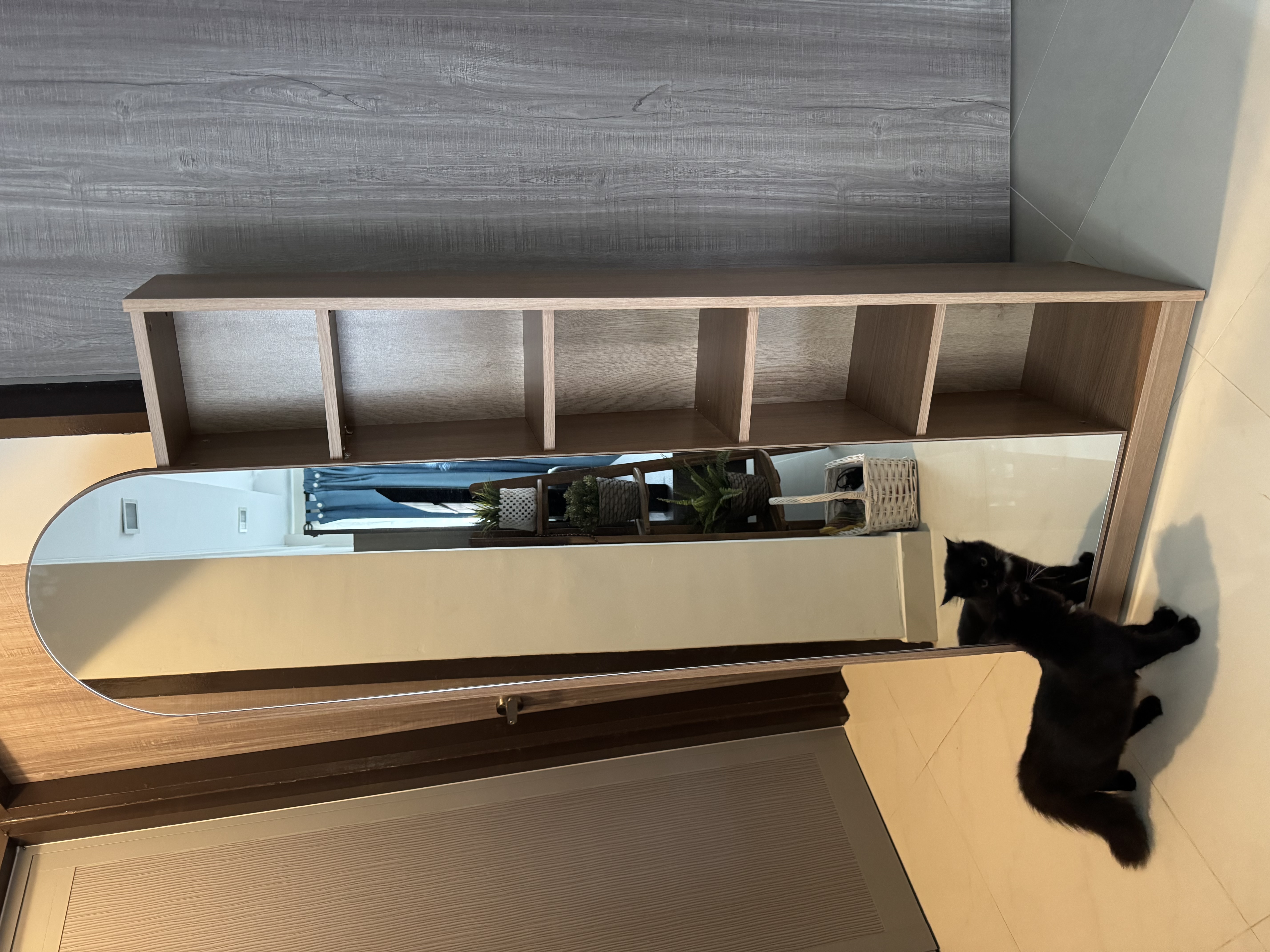 Customer home photo 19: Very good quality. Has a lot of room for my toiletries and make up. High recommended!