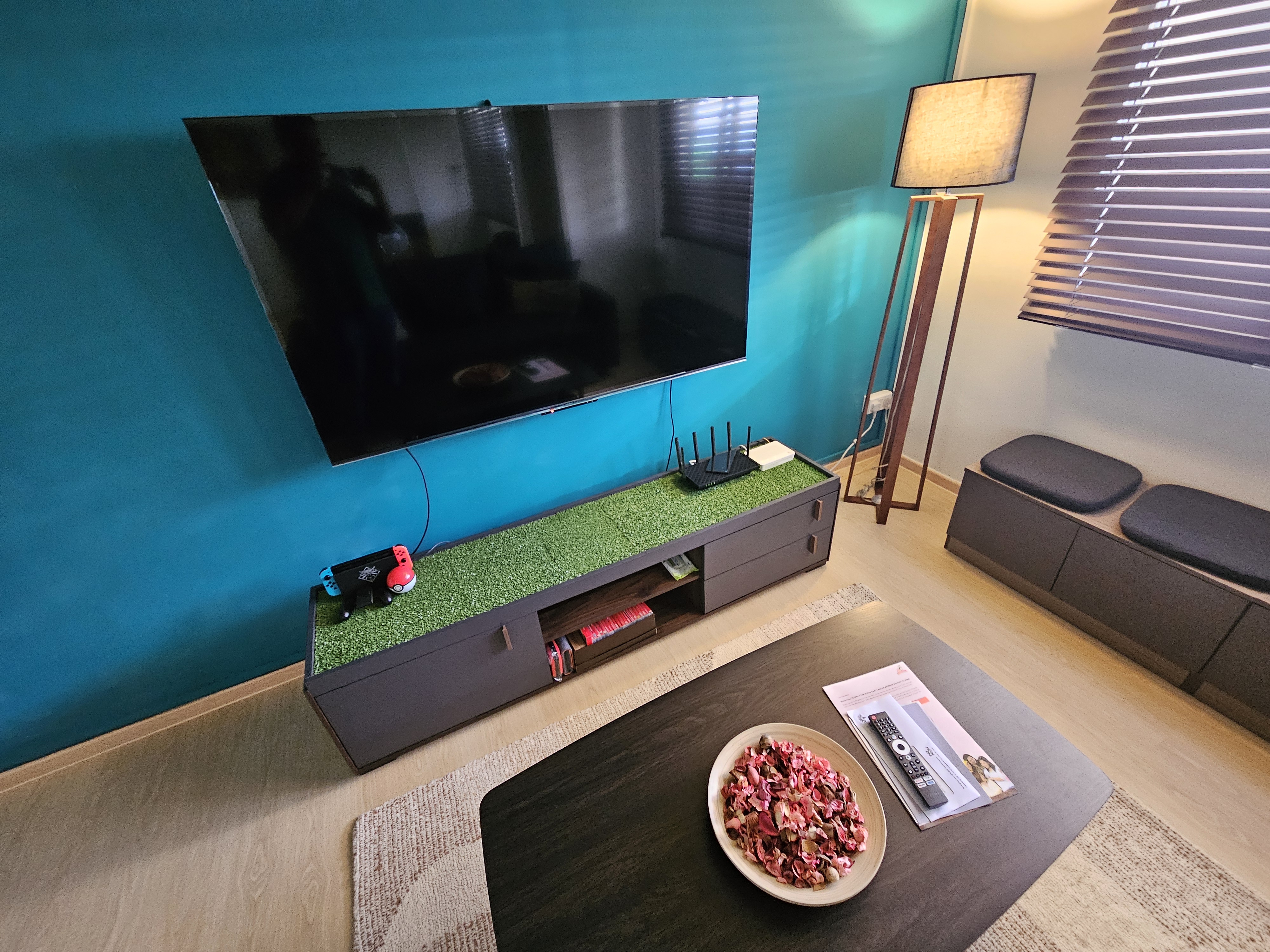 Customer home photo 6: Excellent product that matched exactly with what was advertised. Pair this pretty masterpiece with the right bulb to suit the need of your room and your aesthetics.

The customer service was  excellent too, with constant regular updates on delivery timings.