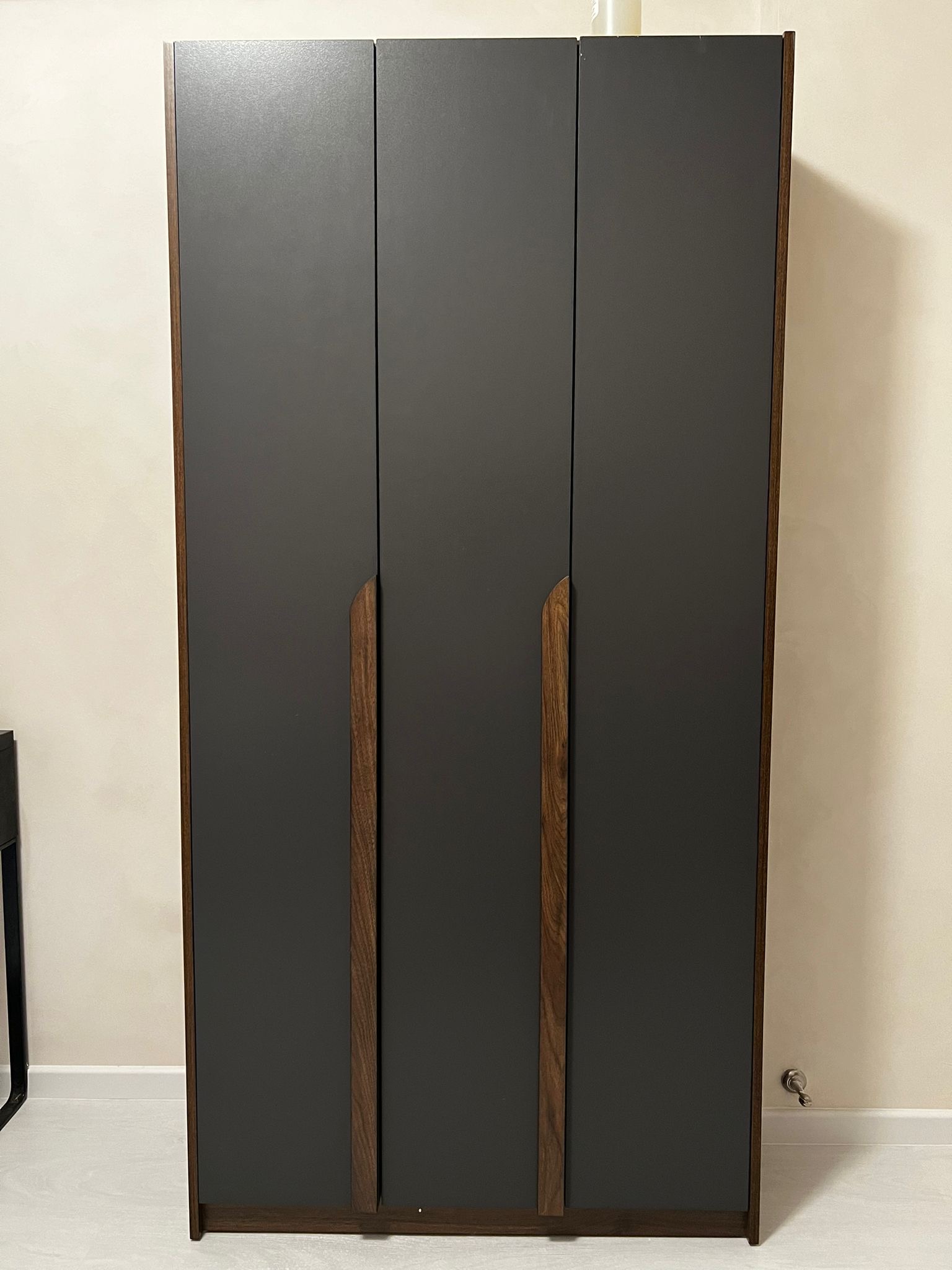 Customer home photo 11: Very functional wardrobe and surprised to see that it came with soft closing!