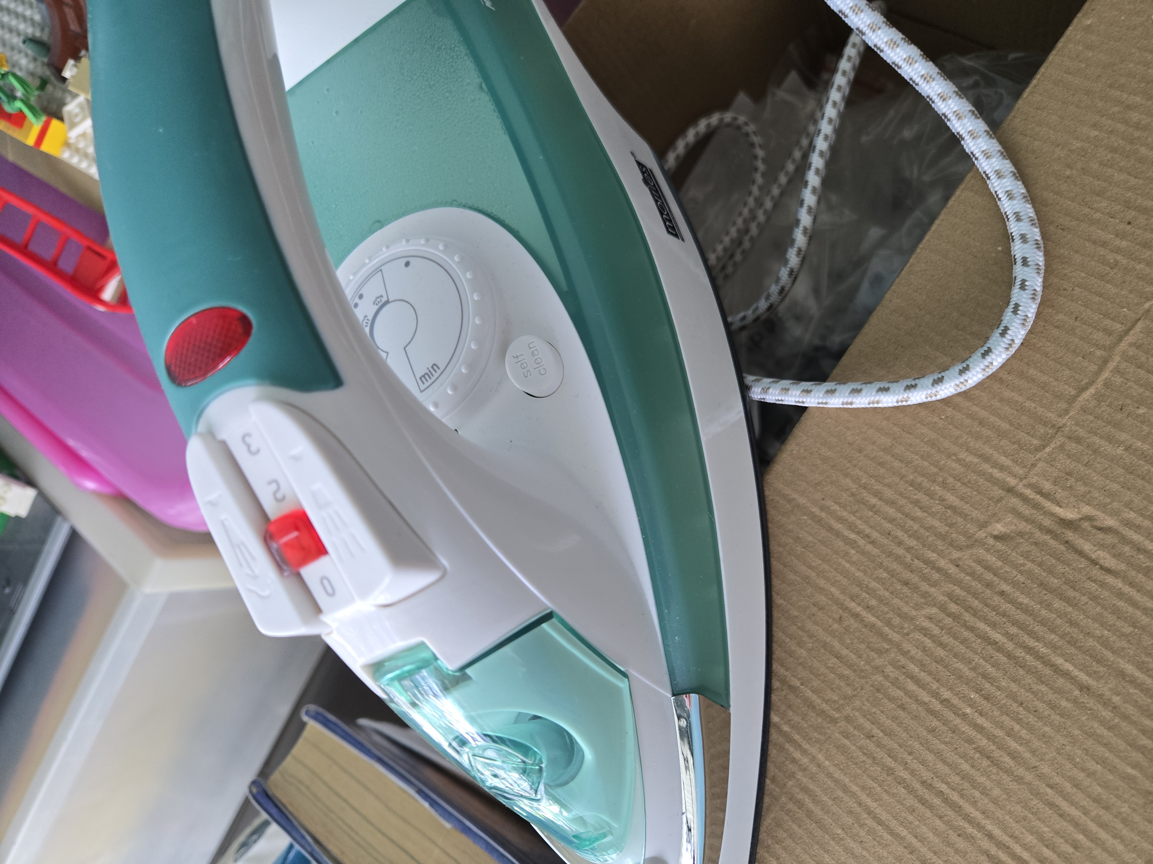 MORRIES Steam Iron with Spray Function - 2000W