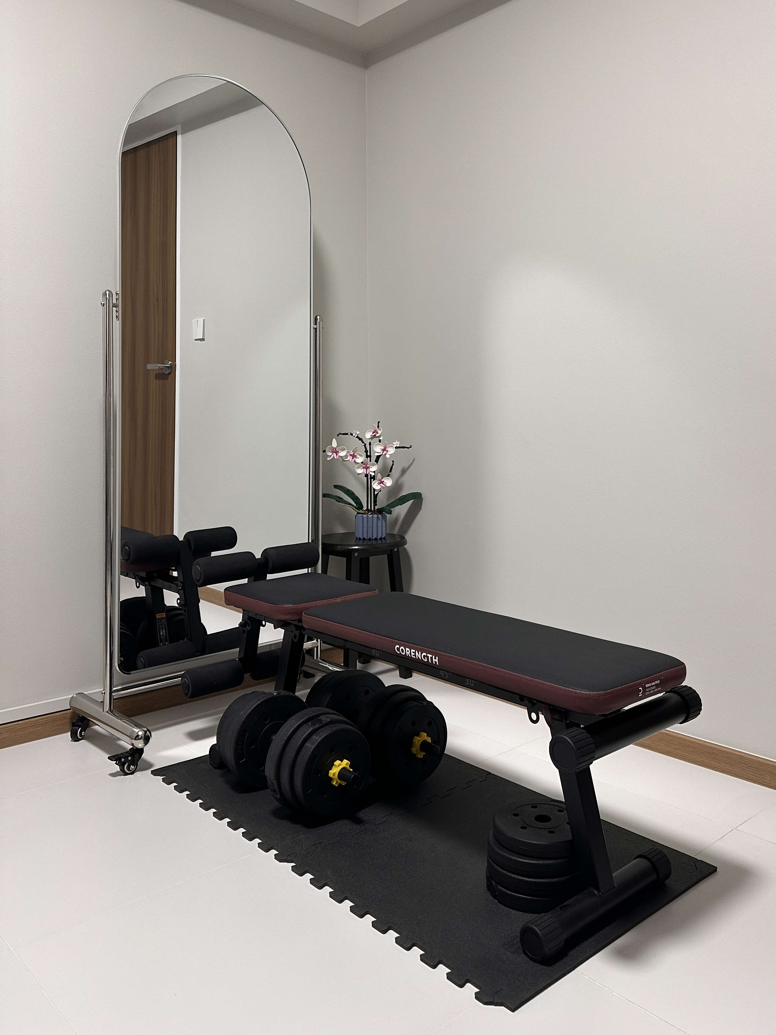 Customer home photo 7: Happy to be able to find a movable mirror with an arch shape. Very useful for those looking to have a mirror that can be easily wheeled from place to place easily and looks good.

Fixing was relatively manageable as well.

Overall, very happy with the purchase! :)