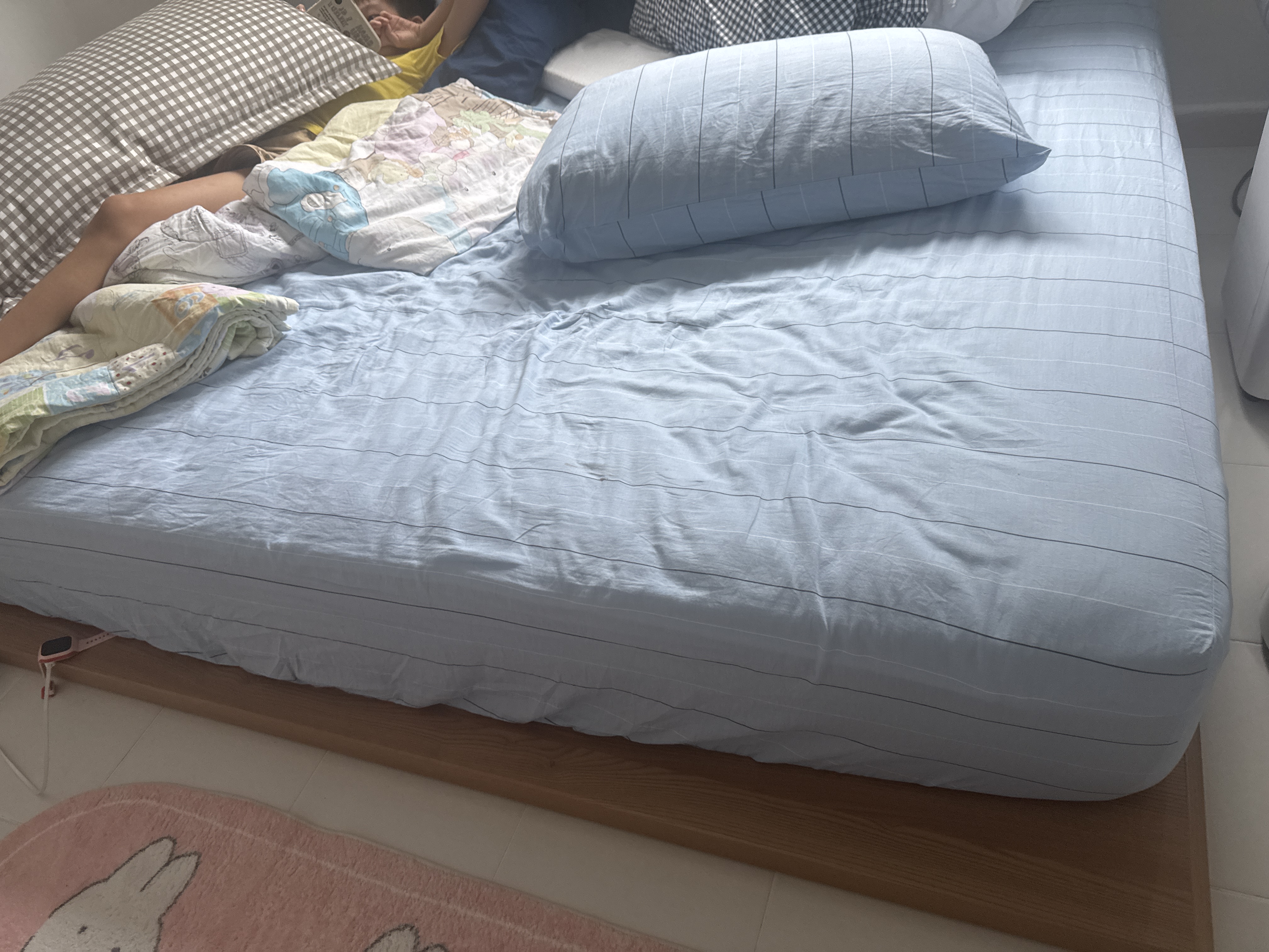 Customer home photo 35: This platform bed works fine in my small bedroom. The quality of the material is good. Giving us a Japanese vibe.