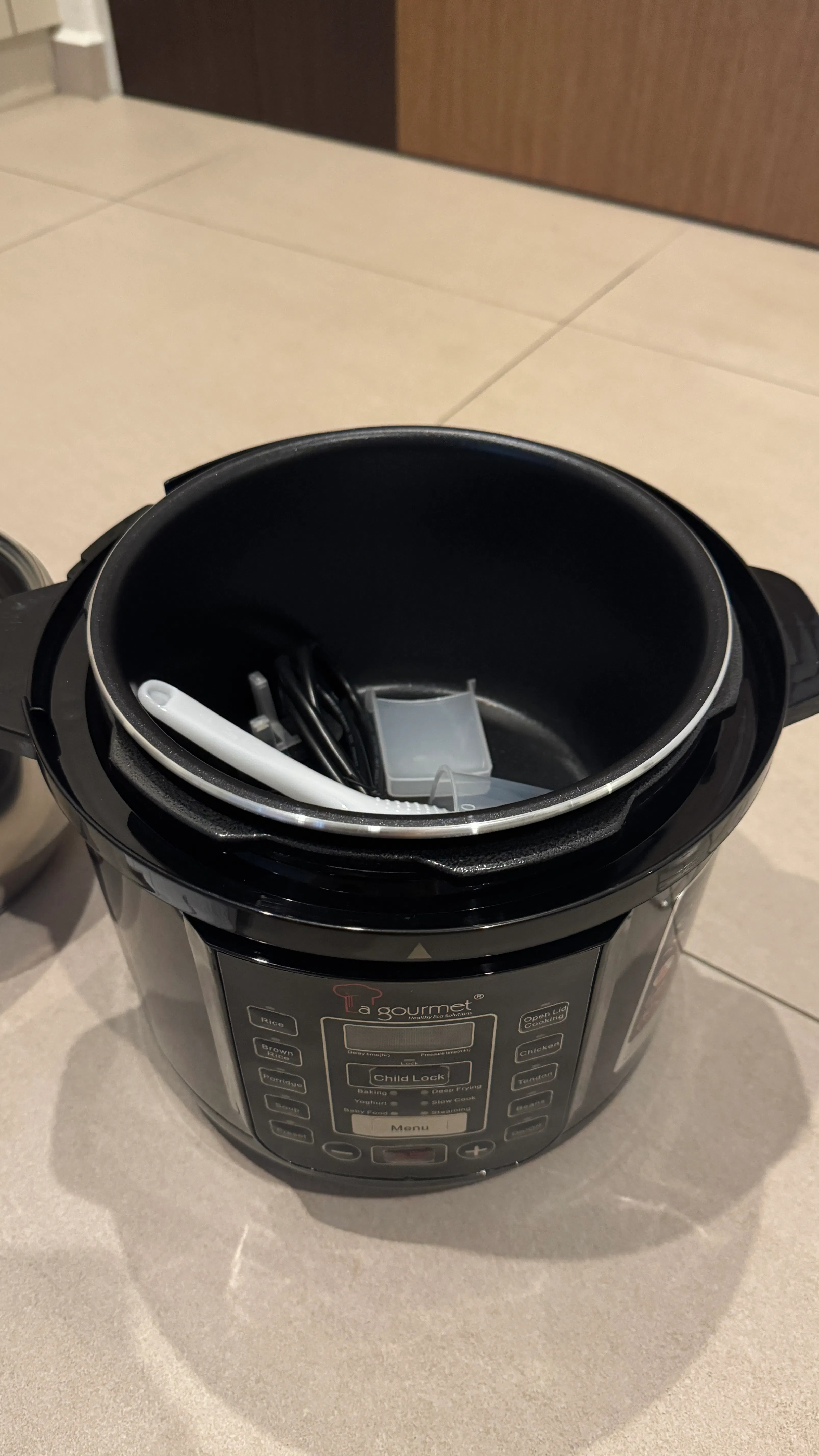Customer home photo 1: Really big and great for a family! comes with a stainless steel wok as well, apart from the ceramic wok.