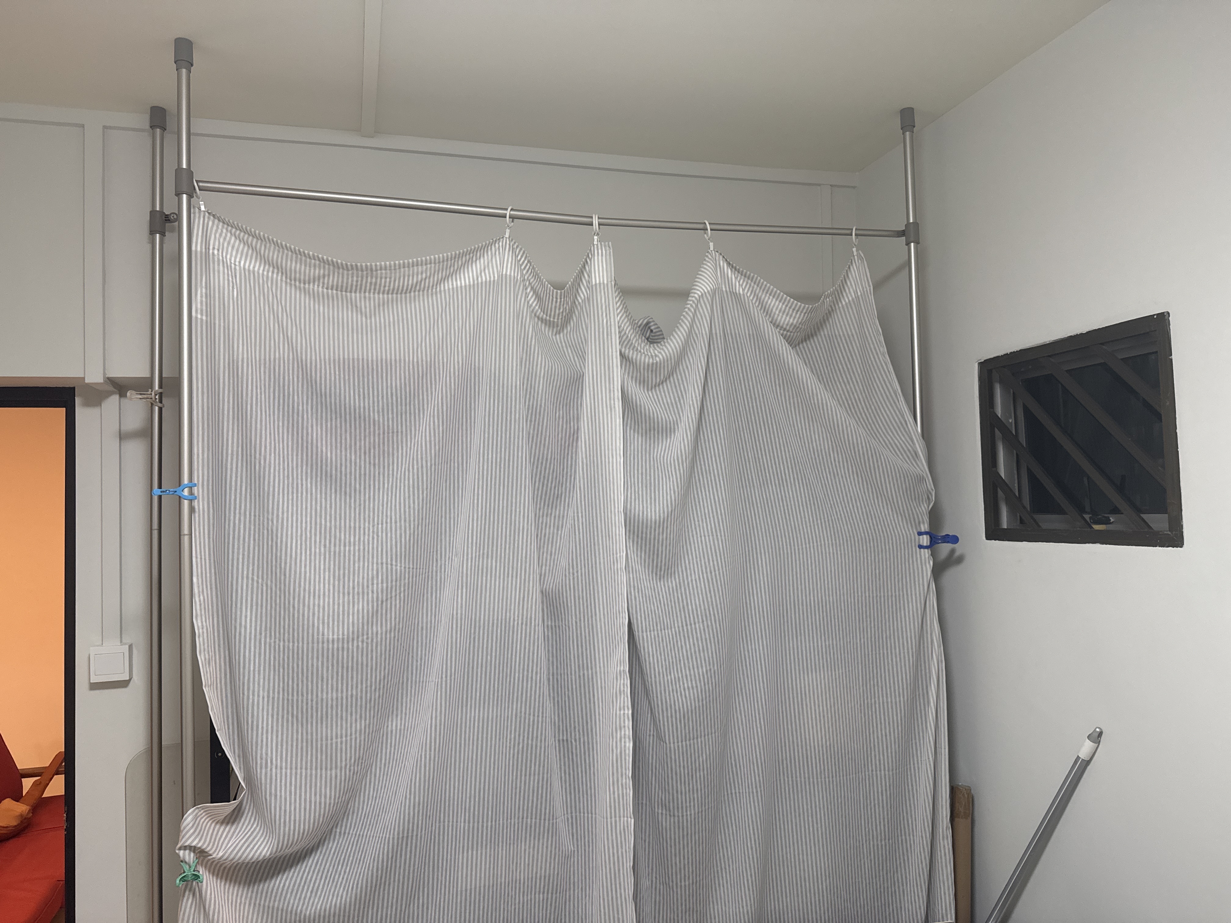 Customer home photo 1: I like that it is adjustable and movable. Easy to set up and manageable. The ceiling is 2.8m.