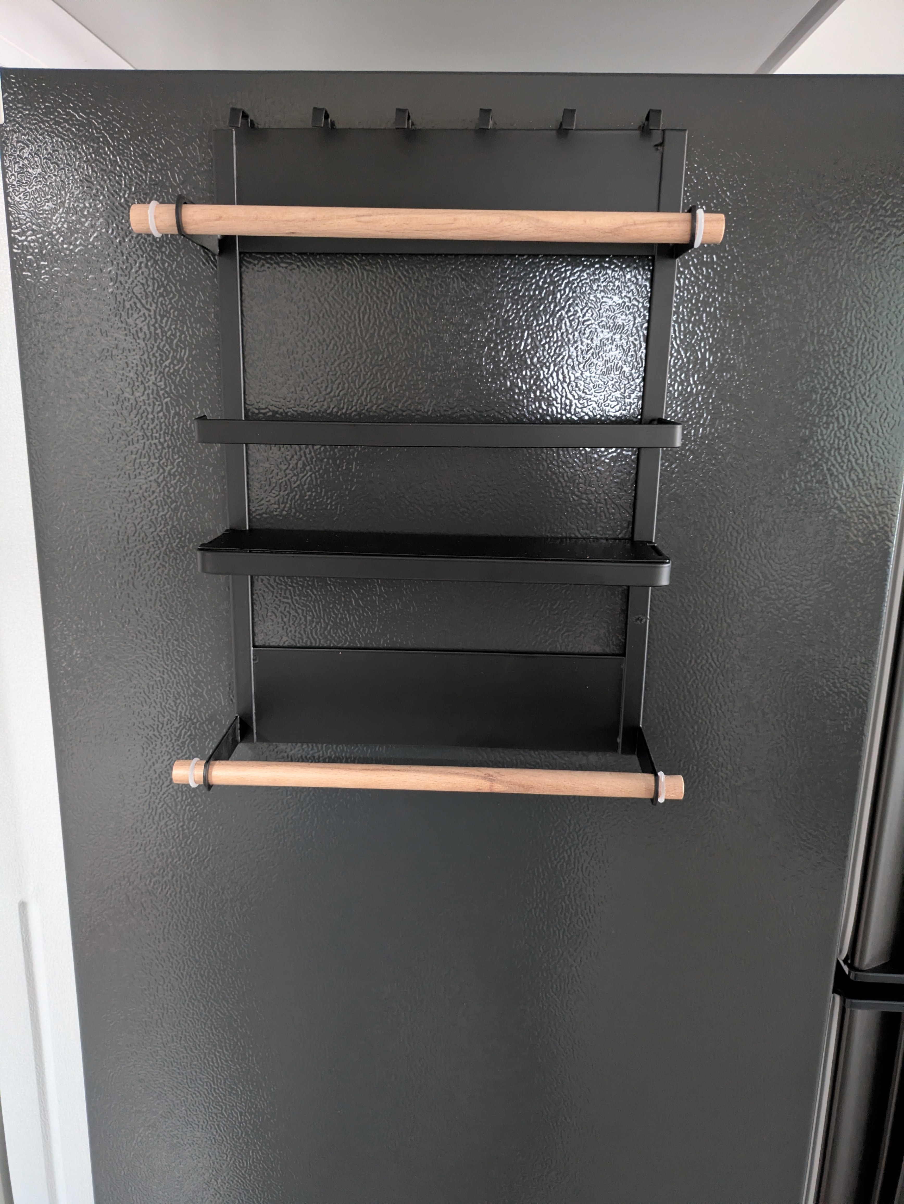 Customer home photo 1: the rack sticks strongly as a magnet to your fridge.