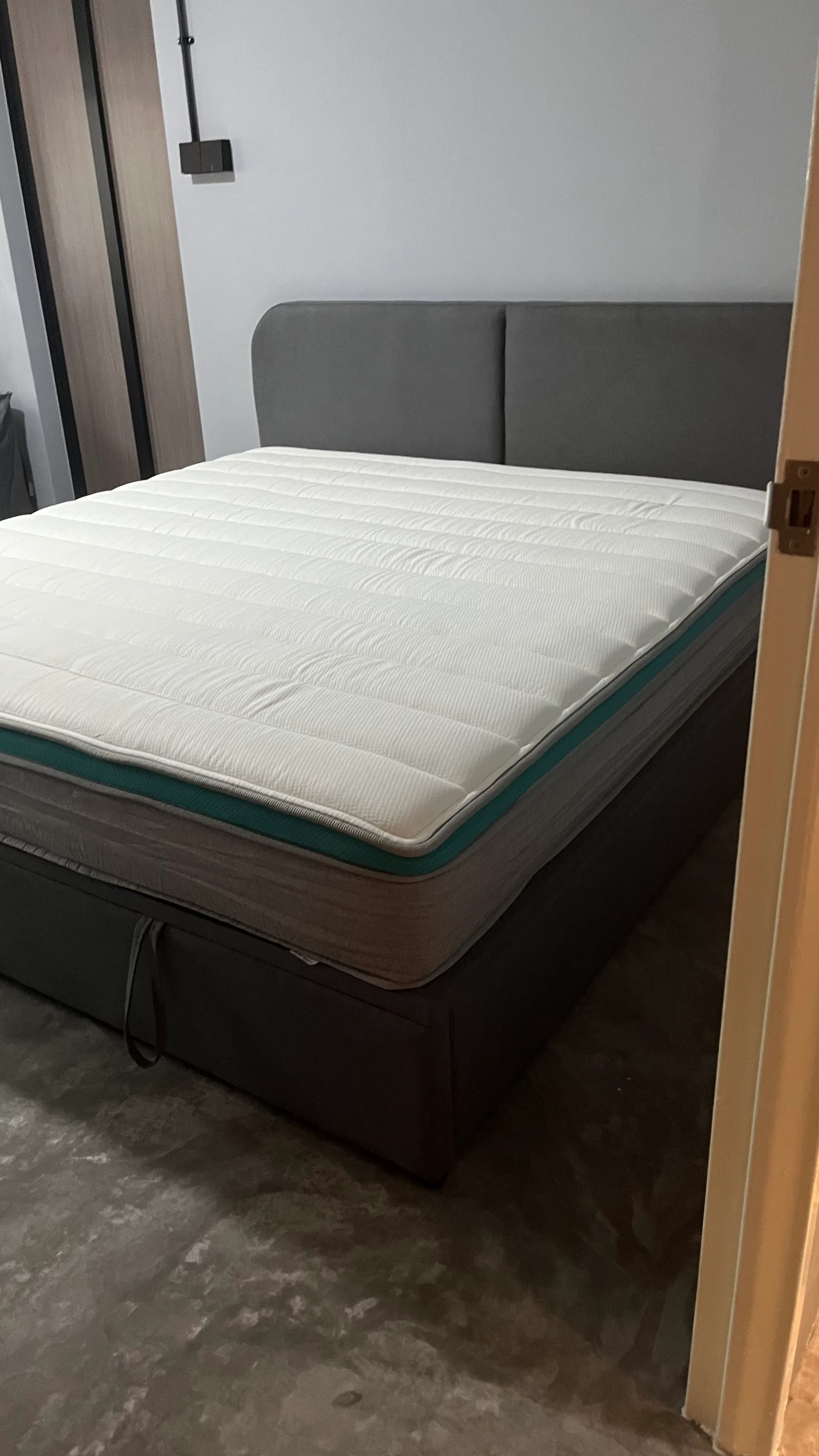 Customer home photo 15: Delivery came on time. Quality is really great. It feels so comfortable to sleep on. Definitely recommend to get this mattress!