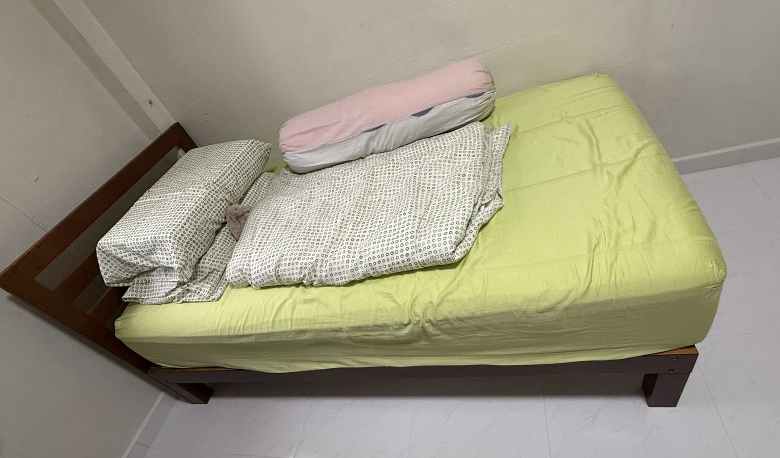 Customer home photo 9: The bed I bought for my daughter is excellent and sturdy, with a perfect height.