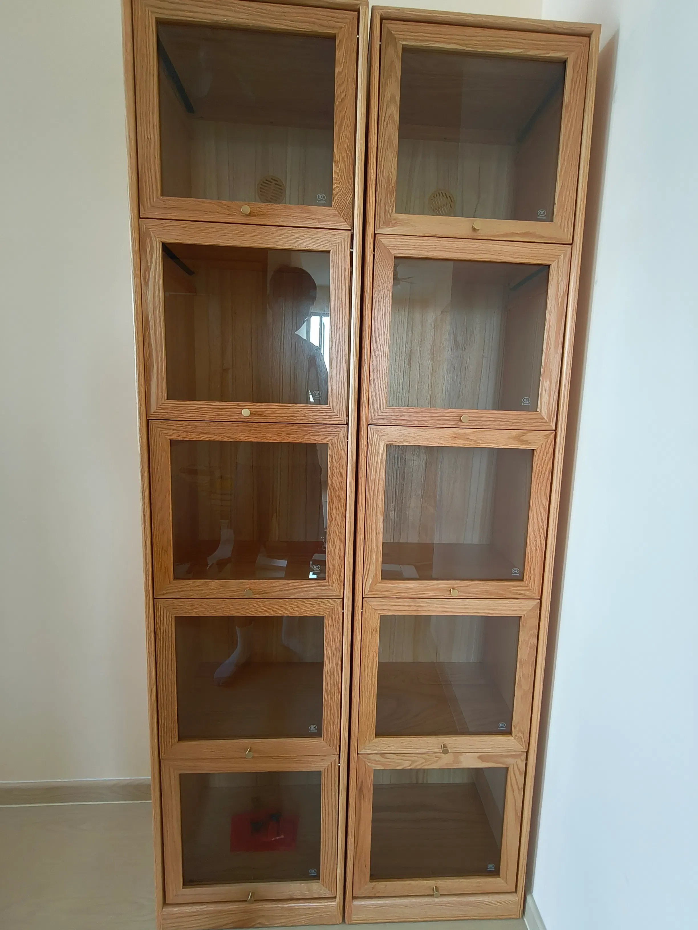Customer home photo 12: Thanks to the cabinets, I am able to display my collection of books. Thanks for your help.
