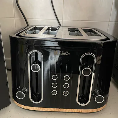 Customer home photo 1: Love this 4 slice toaster! It’s perfect for our family of 6!