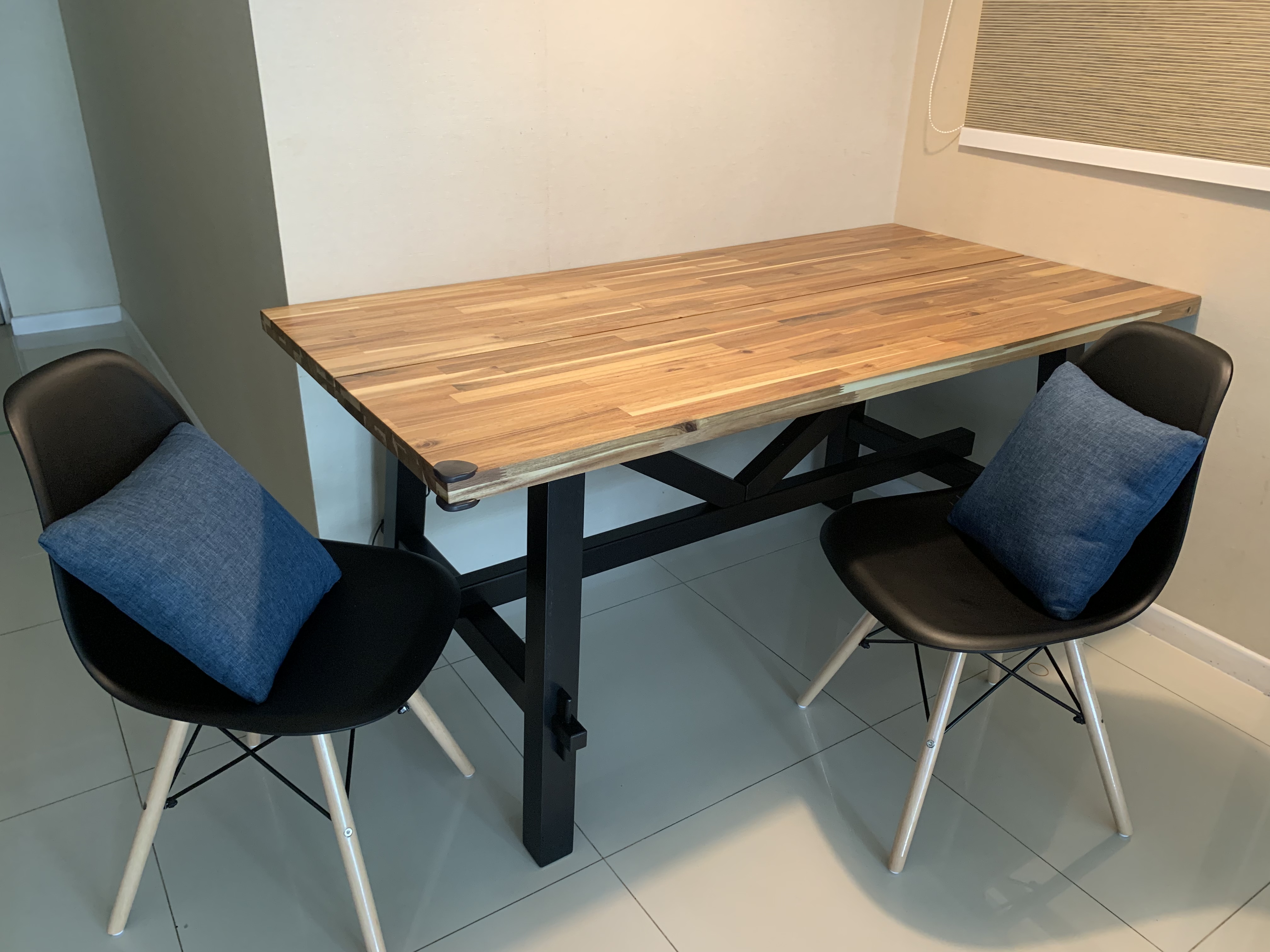 Customer home photo 34: The delivery man did a good job of assembling it. The price is reasonable but the quality is good.