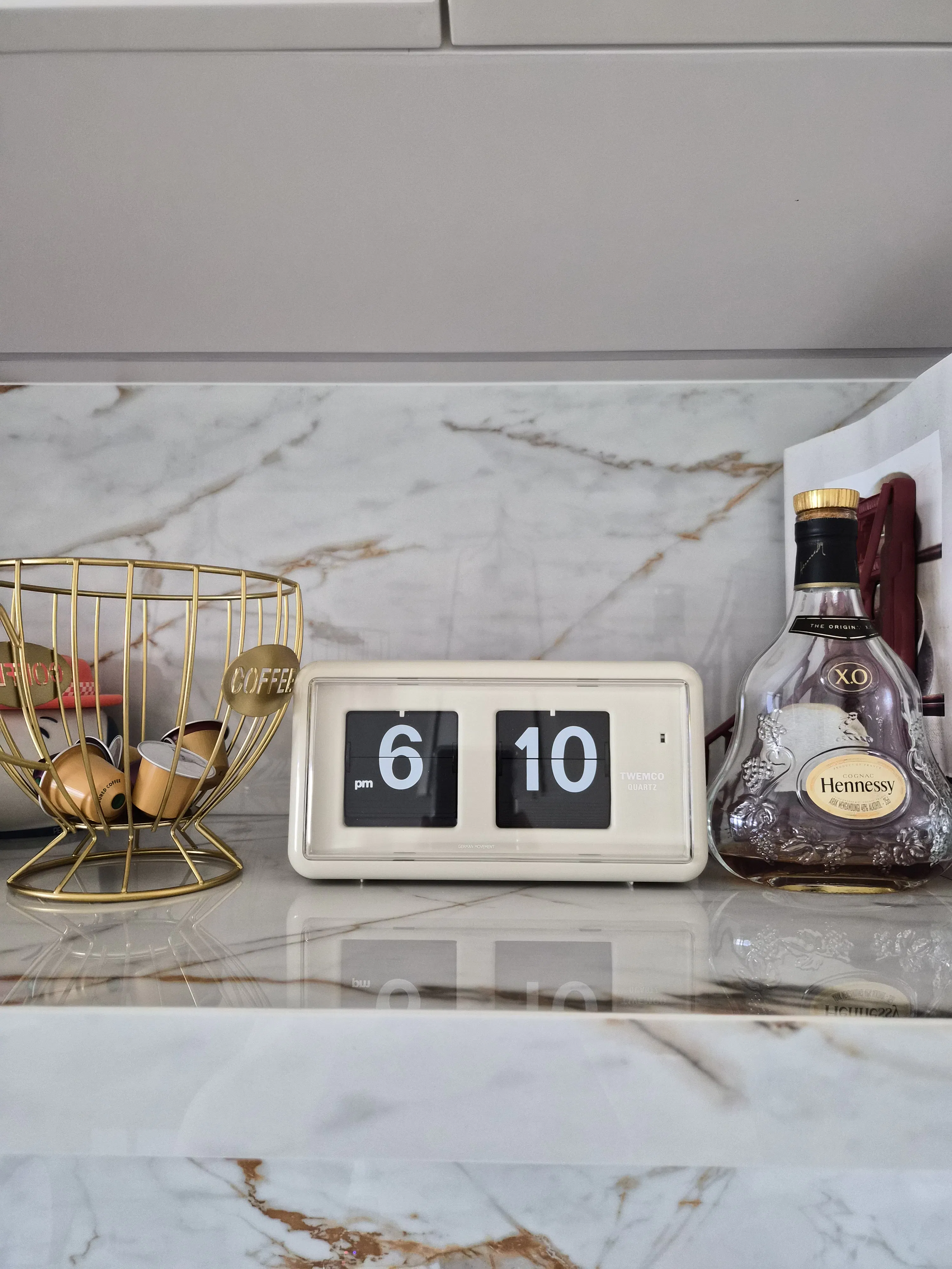 Customer home photo 4: It's a long wait for this item. Looks good and works well. We like this retro design. HipVan is one of the reliable online sellers.