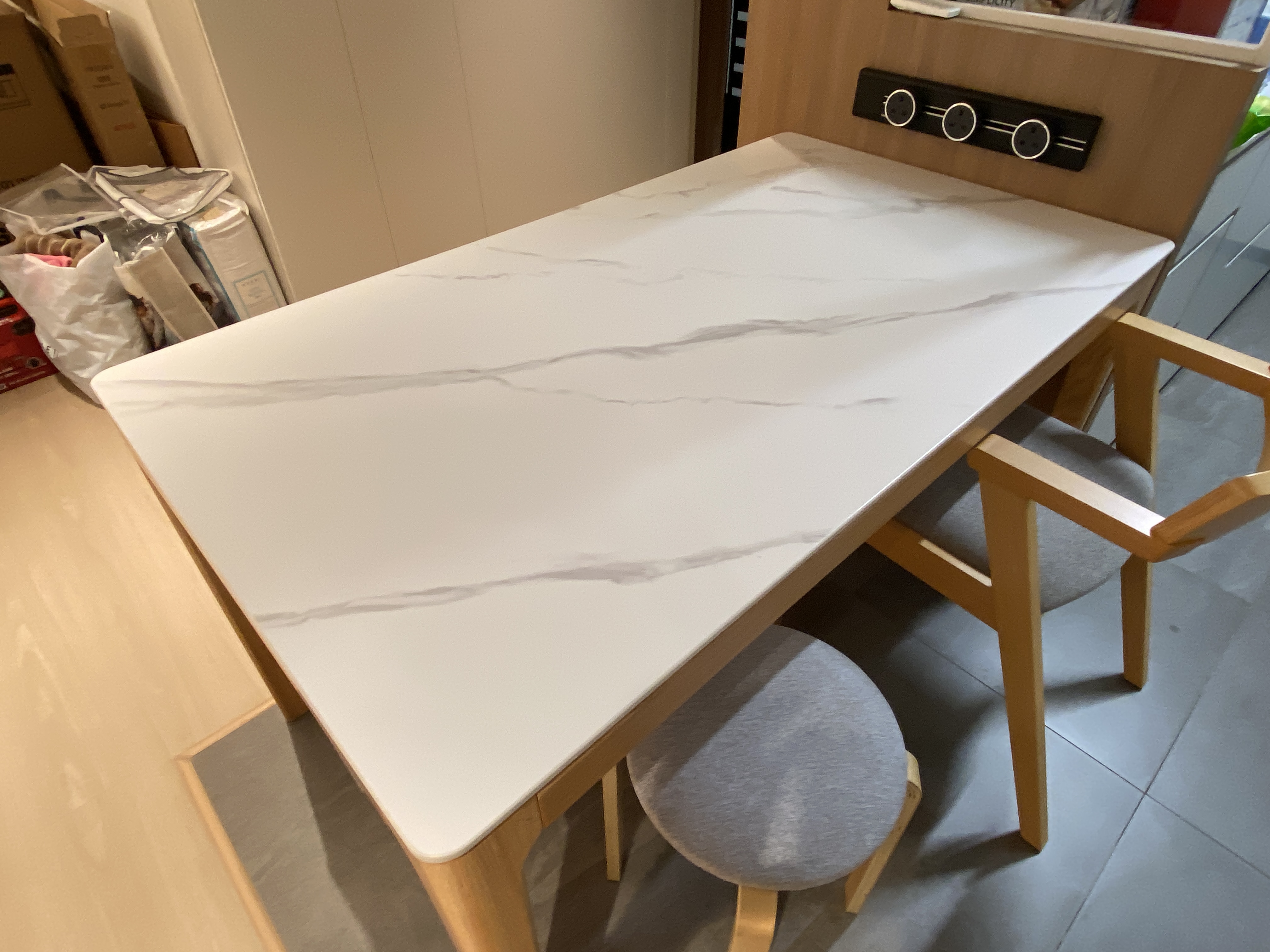Customer home photo 18: Item delivered as described. Very nice and sturdy dining table. Recommended 👍