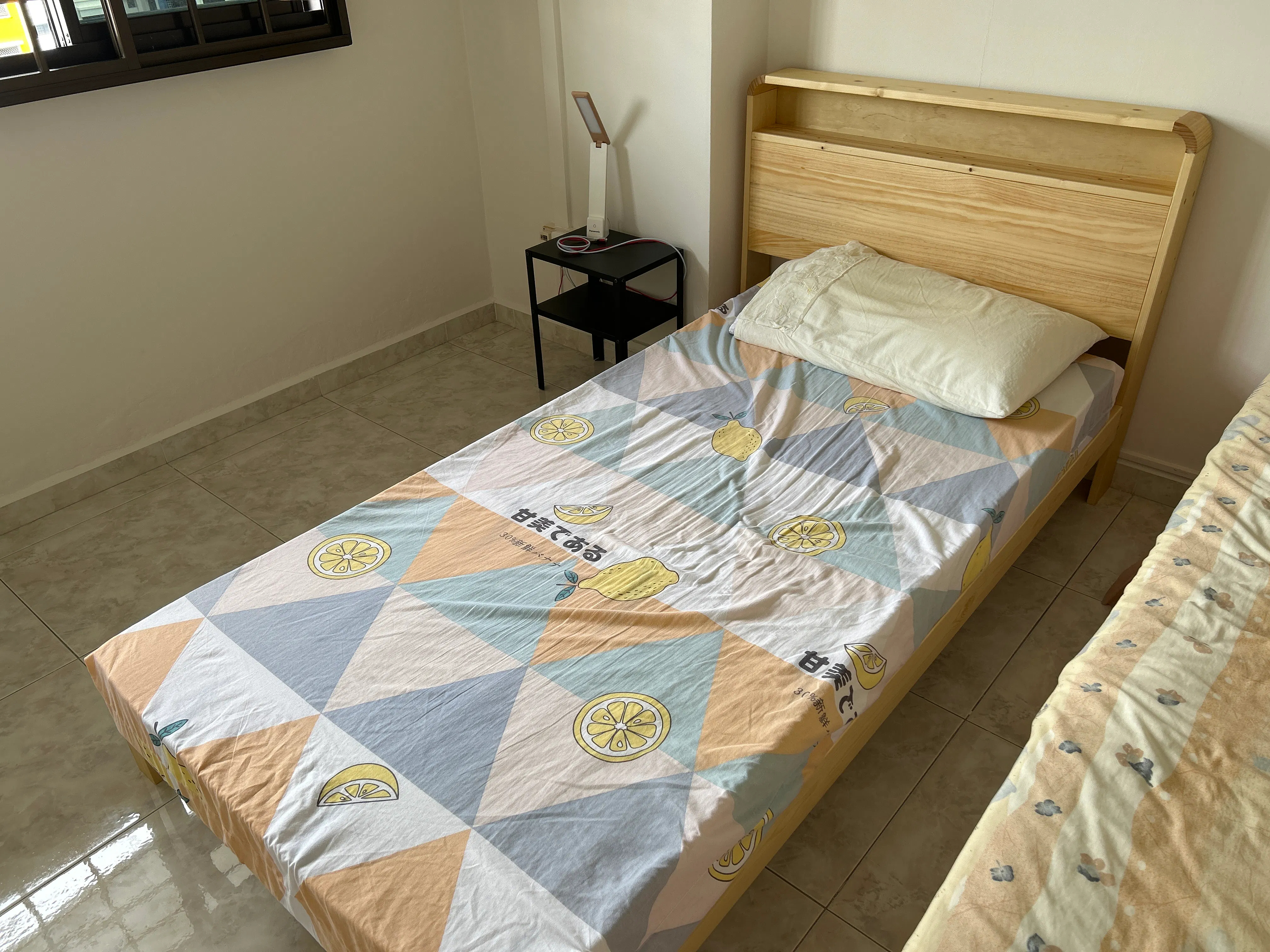 Customer home photo 8: The delivery team impressed me with their exceptional courtesy and skill. They efficiently installed the bed frame, demonstrating their expertise. Although the price wasn't the cheapest, the bed frame's beautiful design and texture made it worthwhile.