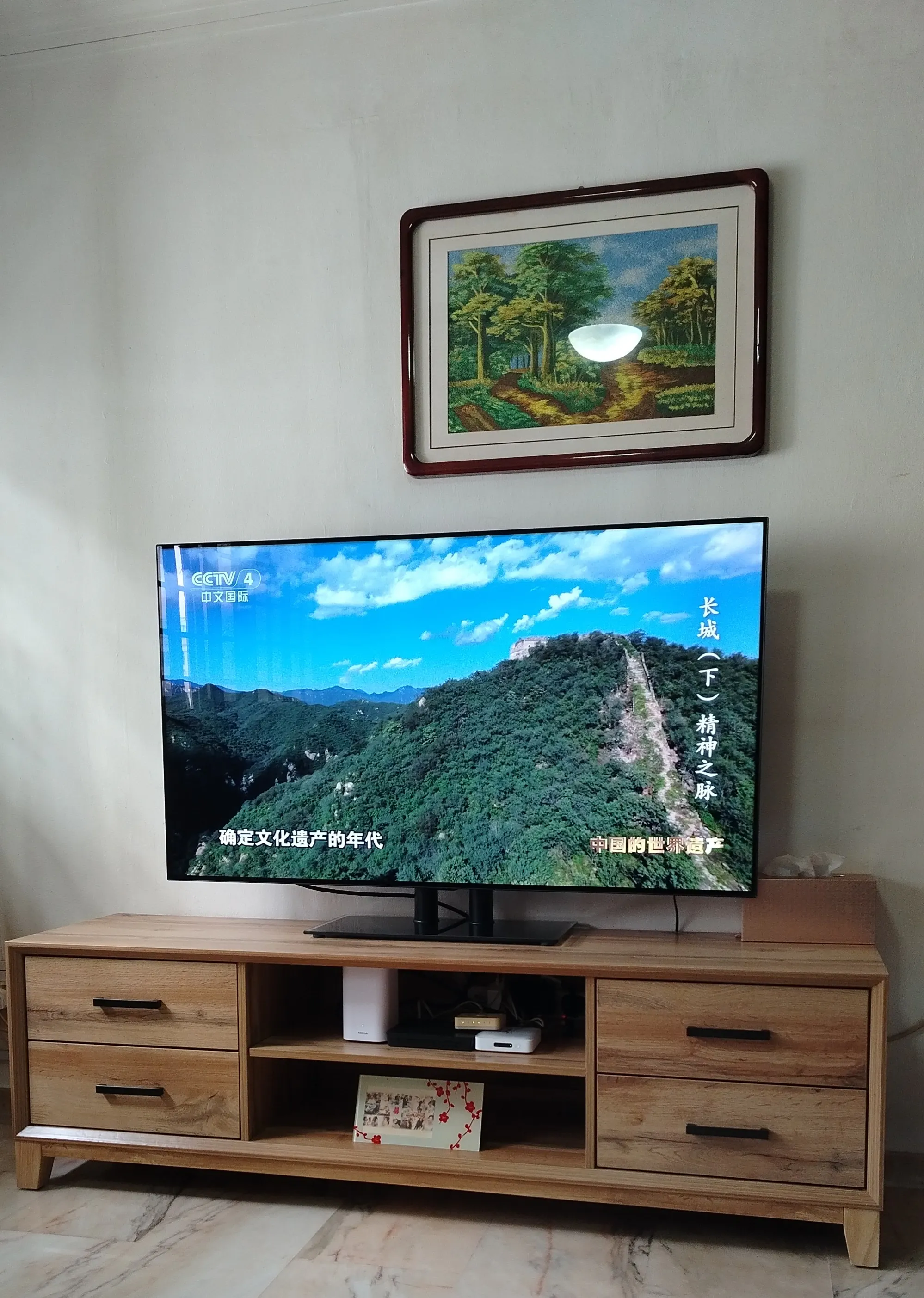 Customer home photo 2: Nice and sturdy TV console.
Item came in assembled/ carton form. Delivery team only install the legs upon arrival.