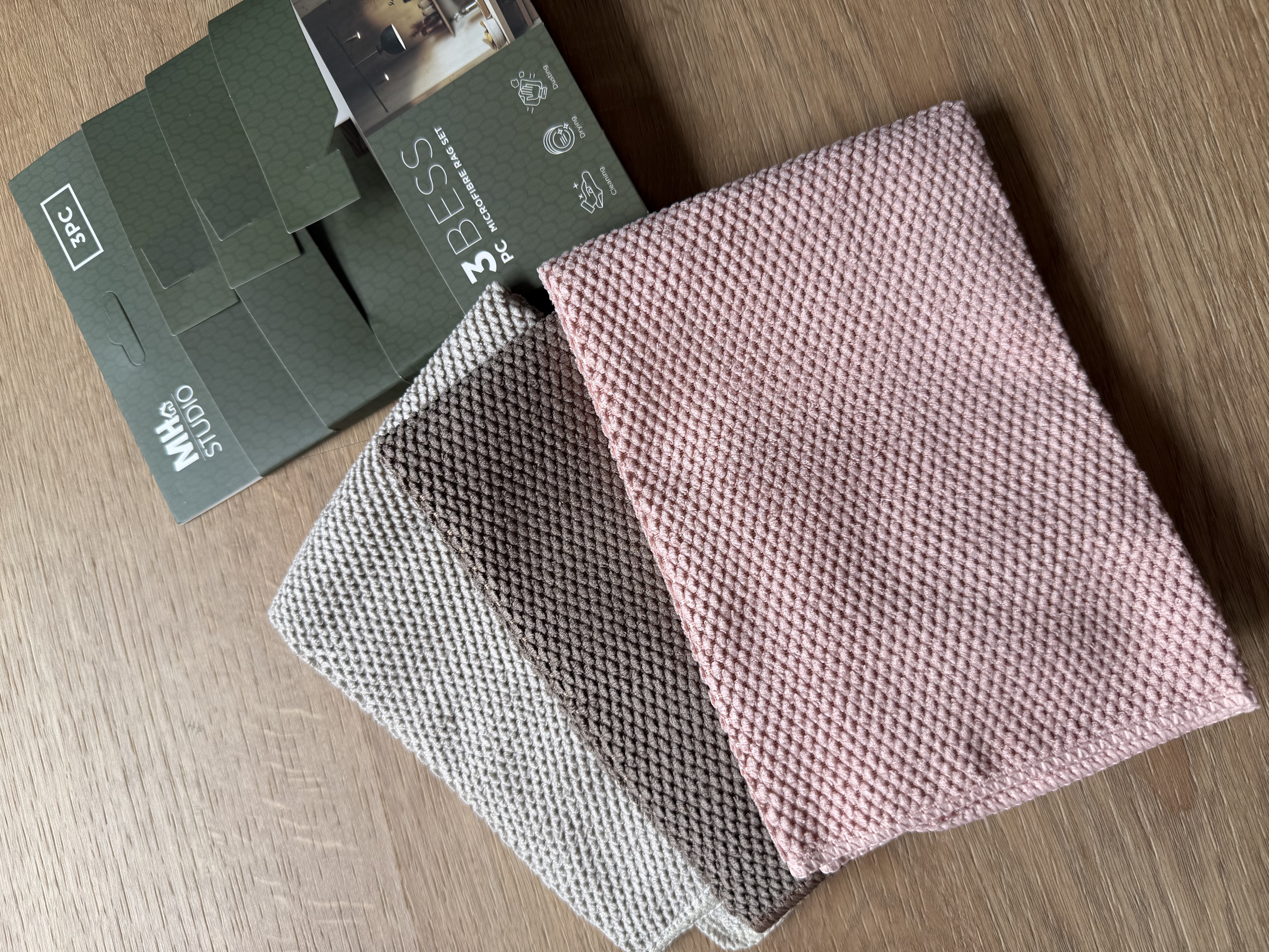 Customer home photo 1: Oo quite a nice and thick material. Good size as well. Will try it out for cleaning