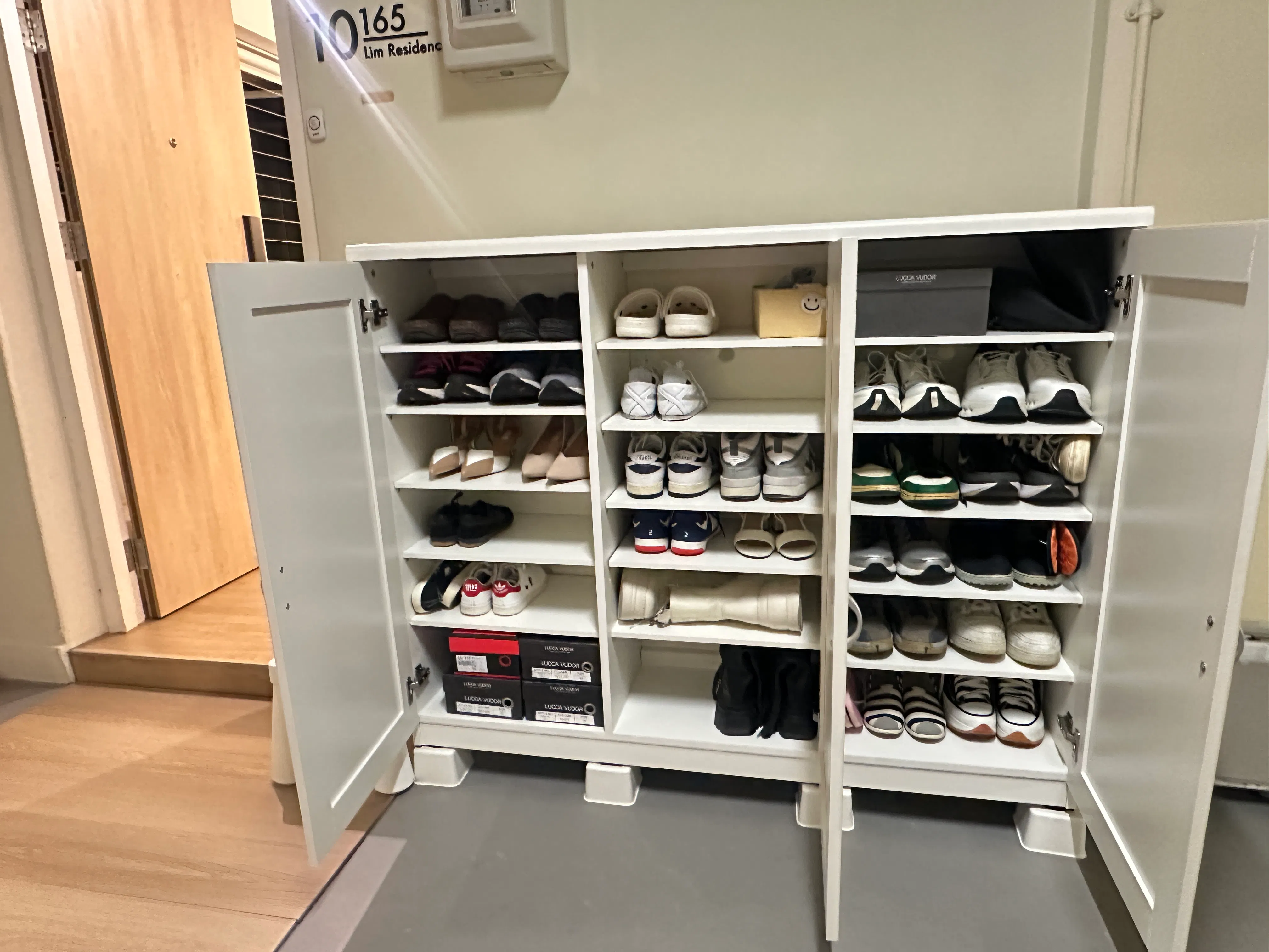 Customer home photo 2: Great quality and this is not the first time buying from Hipvan. Their design is minimalism with elegance that easy to match in to many styles.

Truly spacious and can adjust the inner prank of u have higher boots shoes and 
Can hold up to 36-42 pairs of shoes.