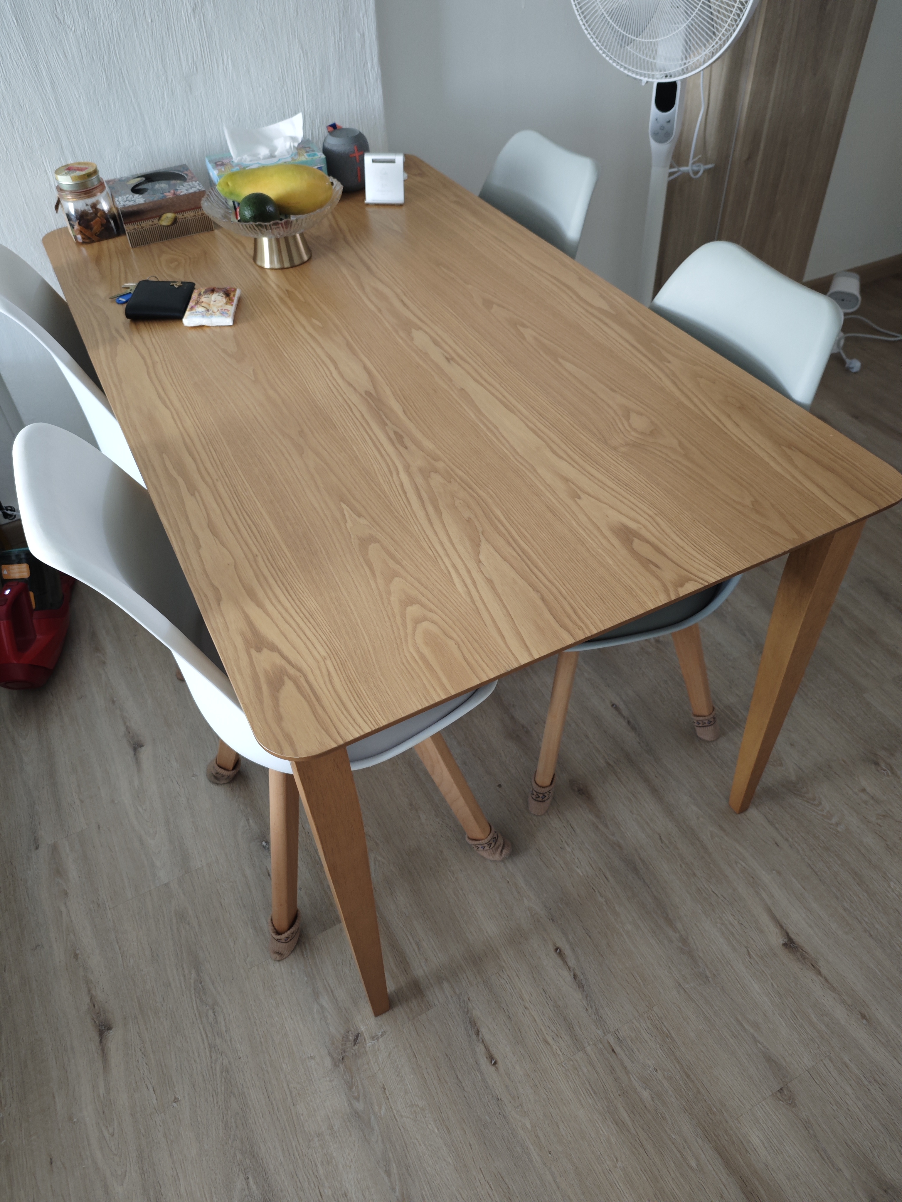 Customer home photo 2: Value for money.  Relatively cheap for a 1.4m dinning table.